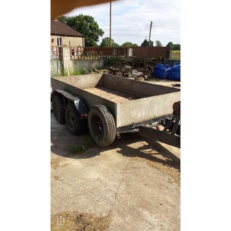 Great condition holds a lot of weight comes with full electrics 10 x 5. Foot