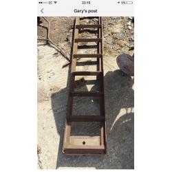 Great condition holds a lot of weight comes with full electrics 10 x 5. Foot