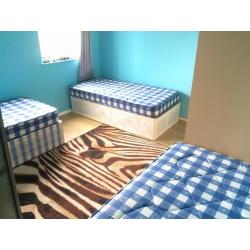 ONE BED ON A TRIPLE ROOM TO SHARE WITH 2 GIRLS, AVAILABLE NOW, NO DEPOSIT, HURRY UP