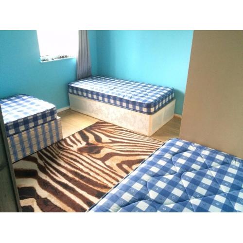 ONE BED ON A TRIPLE ROOM TO SHARE WITH 2 GIRLS, AVAILABLE NOW, NO DEPOSIT, HURRY UP