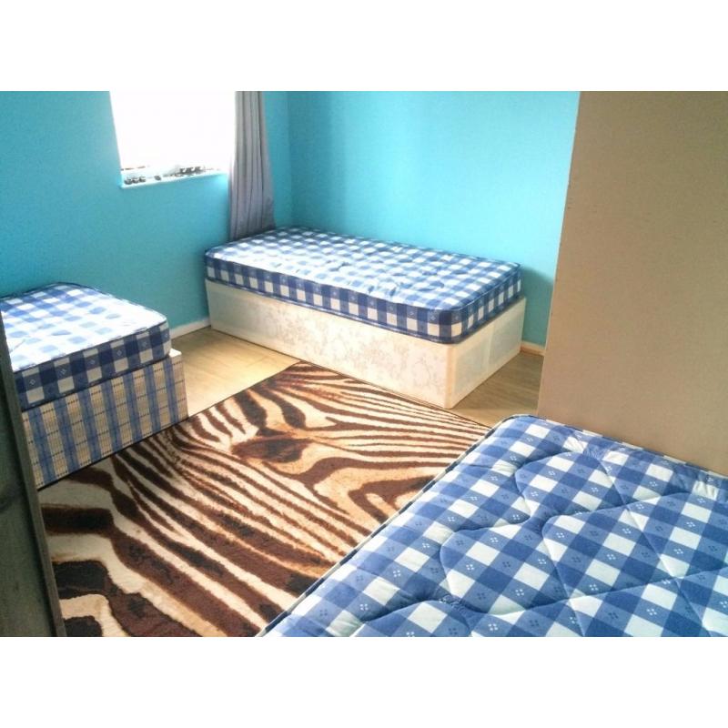 ONE BED ON A TRIPLE ROOM TO SHARE WITH 2 GIRLS, AVAILABLE NOW, NO DEPOSIT, HURRY UP