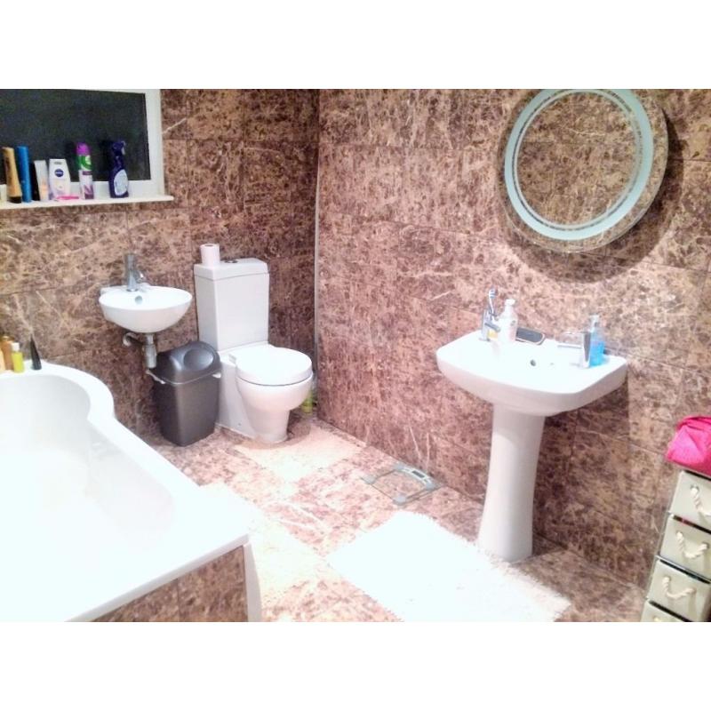 ONE BED ON A TRIPLE ROOM TO SHARE WITH 2 GIRLS, AVAILABLE NOW, NO DEPOSIT, HURRY UP