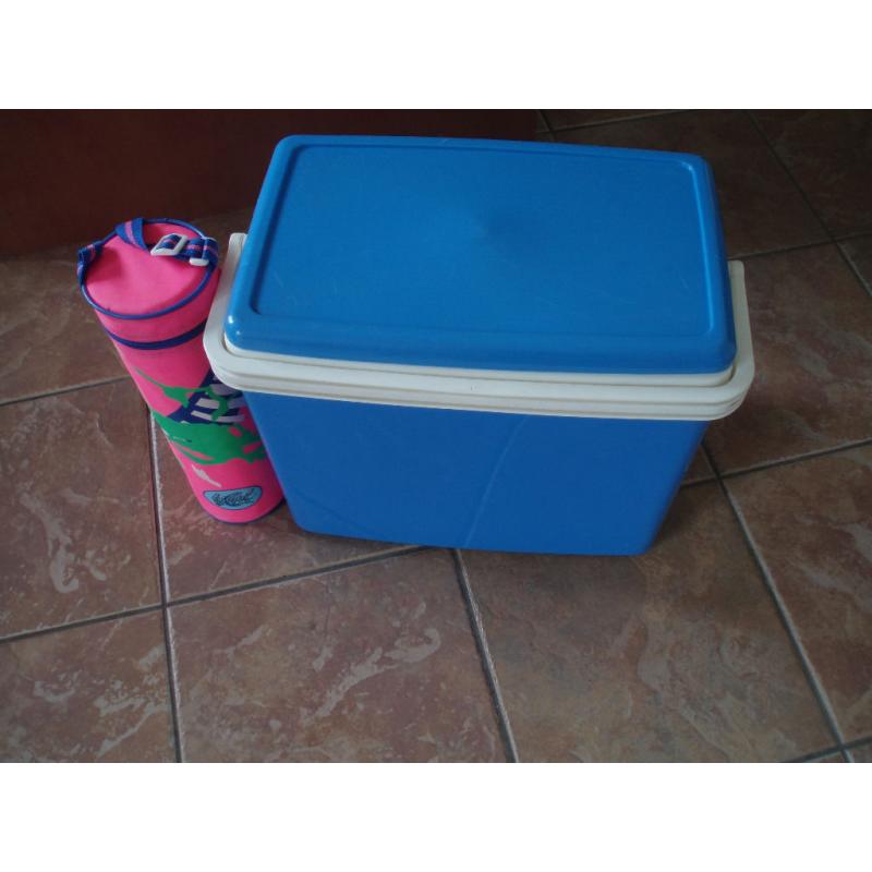 Large Cool Box with Lid.