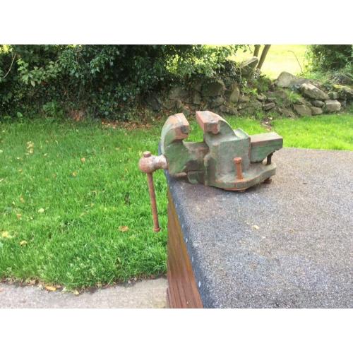 Bench vice