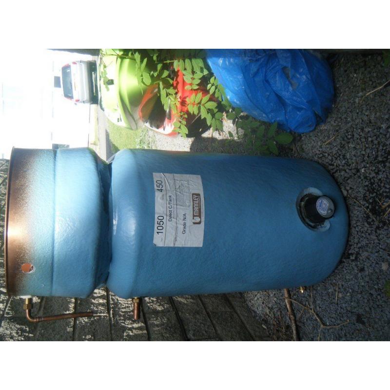 Hot water cylinder