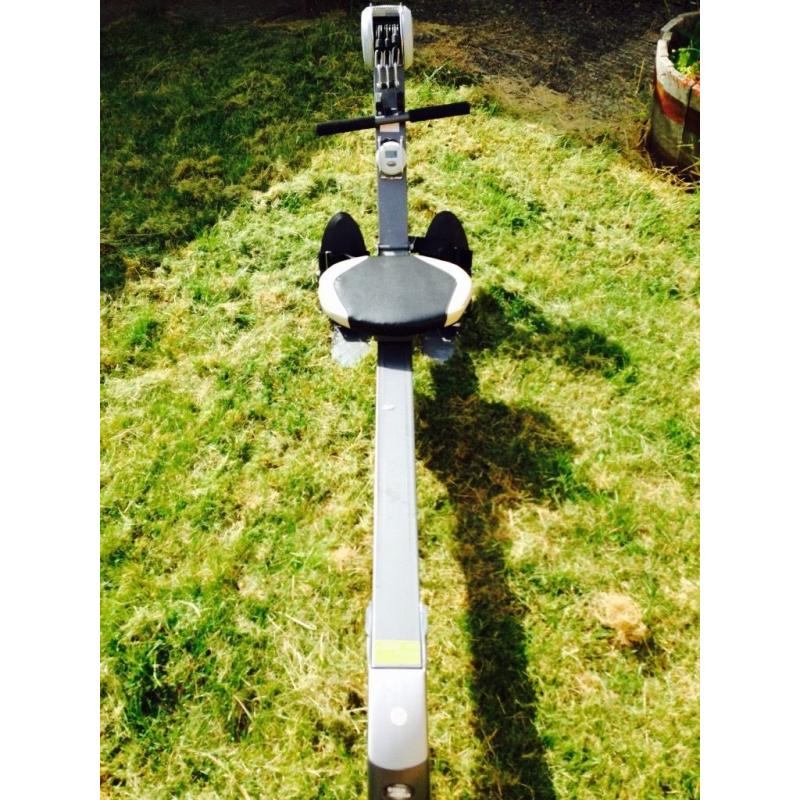 Rowing machine and gym
