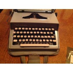 VINTAGE REMINGTON PORTABLE TYPEWRITER
