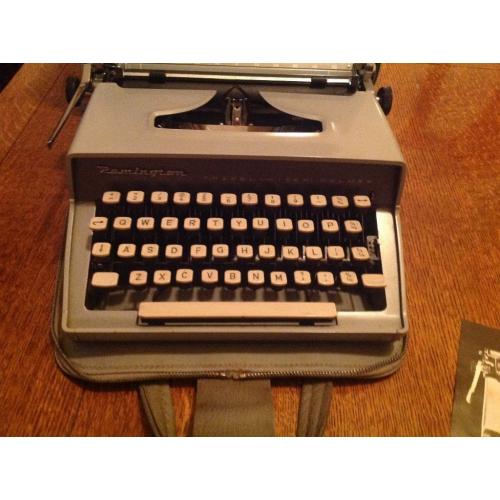 VINTAGE REMINGTON PORTABLE TYPEWRITER