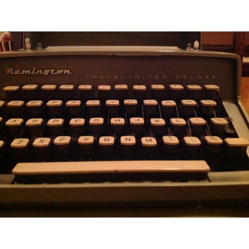 VINTAGE REMINGTON PORTABLE TYPEWRITER