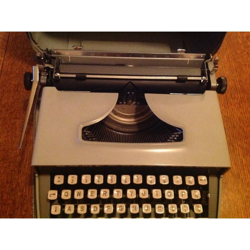 VINTAGE REMINGTON PORTABLE TYPEWRITER
