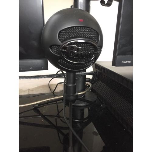 Black Snowball USB microphone, great condition. 2 months old