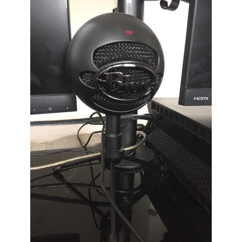 Black Snowball USB microphone, great condition. 2 months old