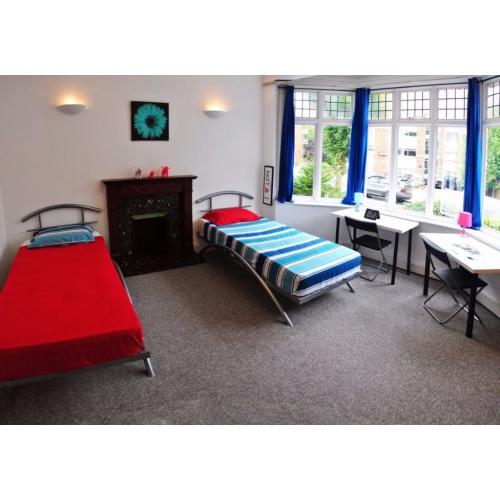 Single Bed in Spacious and Luminous Rooms in Big House Near Brent Cross Station