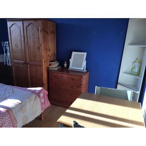 large double room to let @ E1 2NJ close to city all bills inclusive available now near shadwell!!