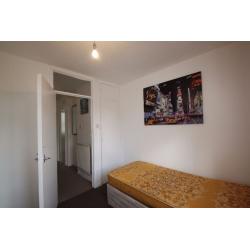 Single Room **AMAIZING PRICE ** Zone 2 ** AVAILABLE NOW !! 5P