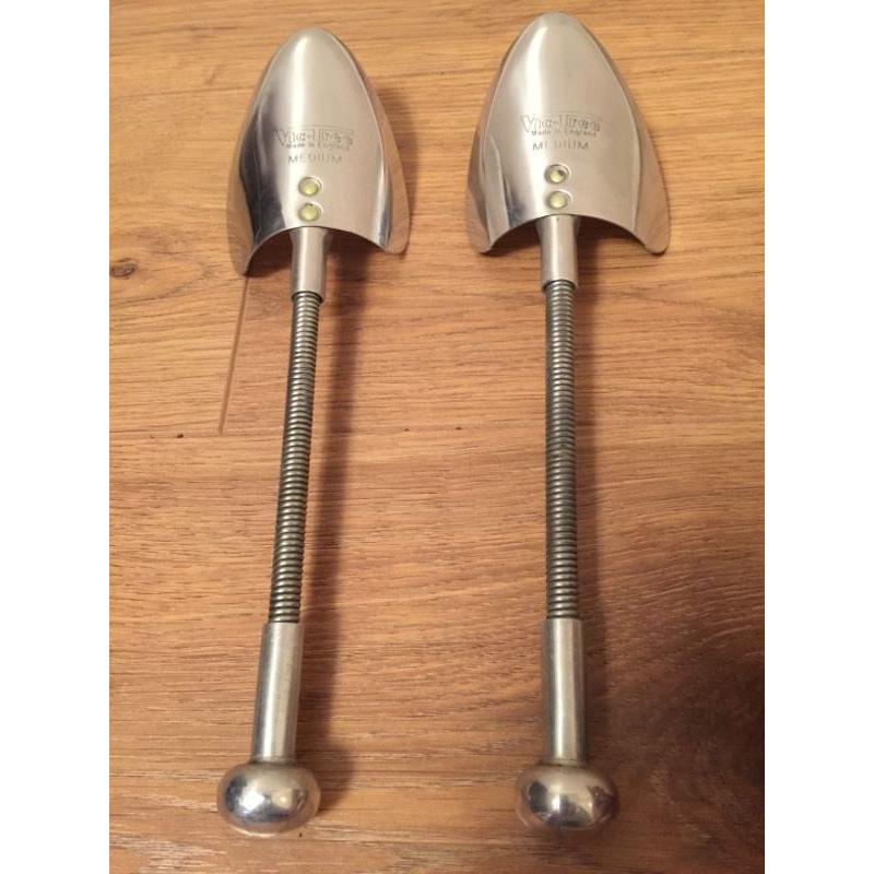Vic tree shoe horns in a size medium
