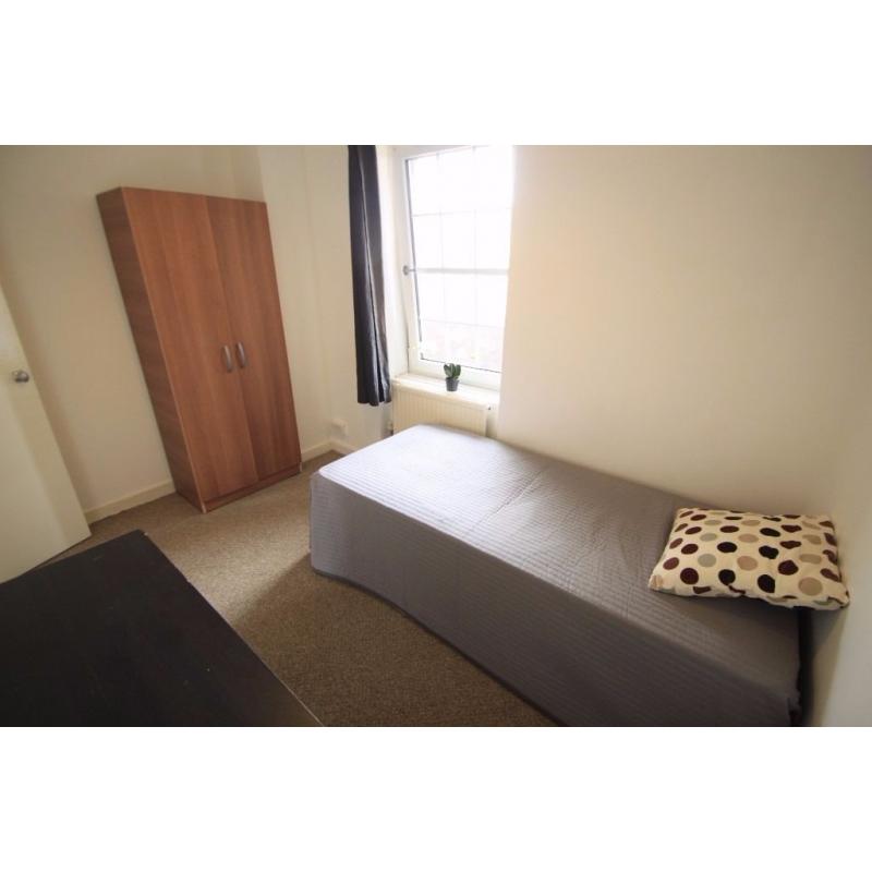 NICE SINGLE ROOM IN KENTISH TOWN! NEAR TO THE UNDERGROUND! GREAT PRICE! (34A)