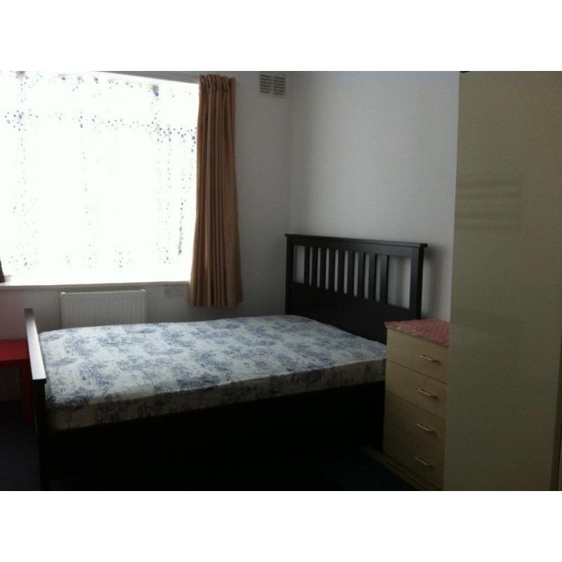 Double room in flatshare at Finchley Road / North Circular