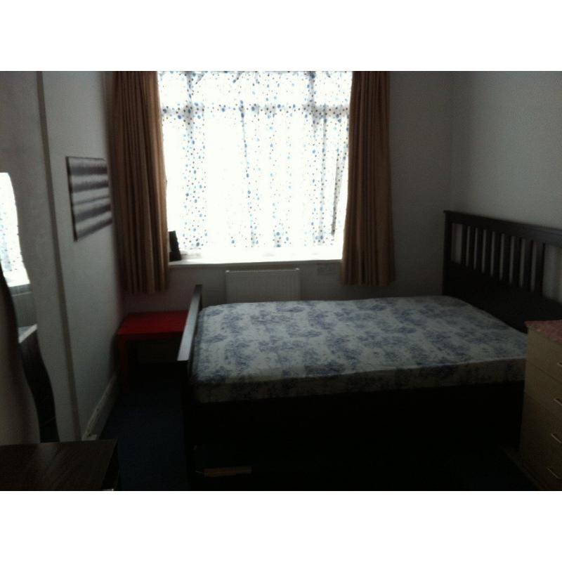 Double room in flatshare at Finchley Road / North Circular