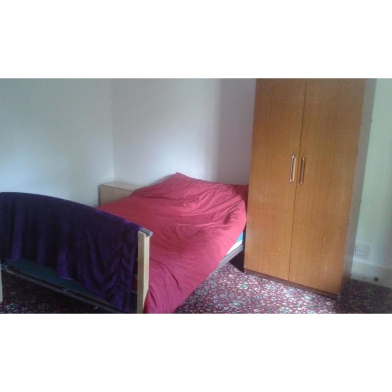 Large Double Room in New Malden! Available August 6th - 30th
