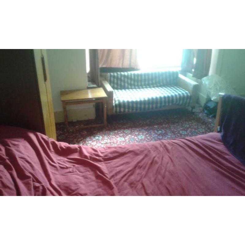Large Double Room in New Malden! Available August 6th - 30th