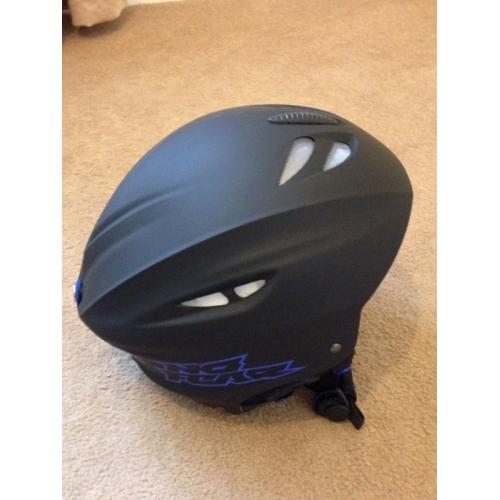 Ski helmet