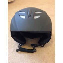 Ski helmet