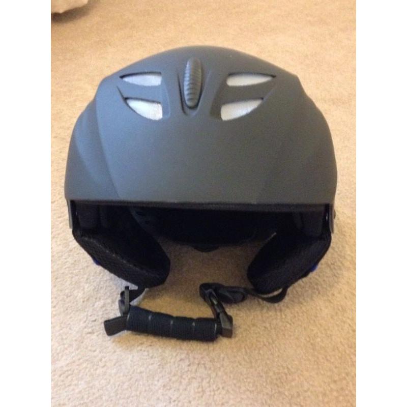 Ski helmet