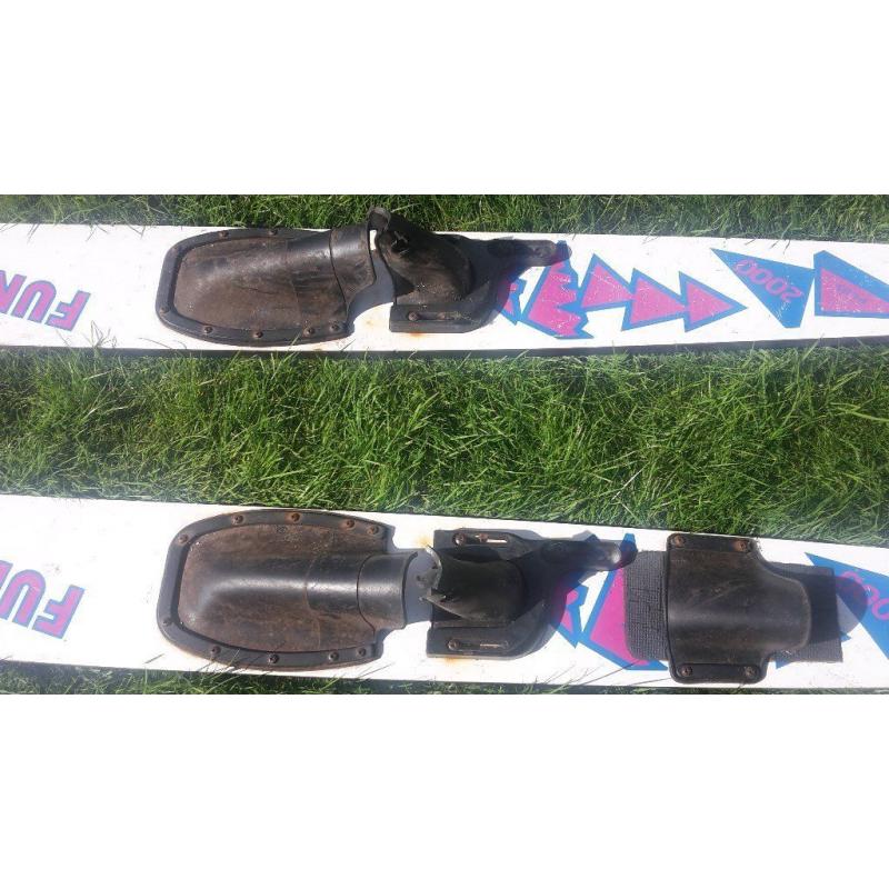 Waterskis
