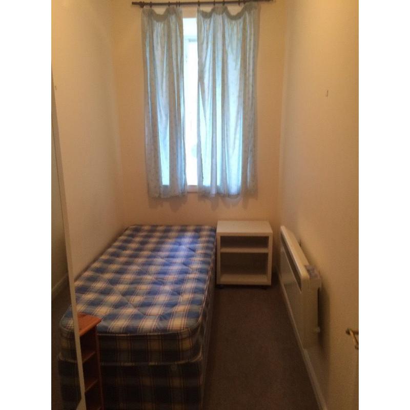 single room available in fountainbrige area