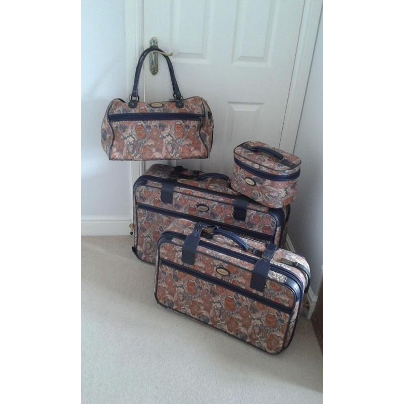 Luggage set. Vanity case, holdall and 2x suitcase