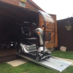 QUINGO PLUS MOBILITY SCOOTER - 35 STONE CAPACITY - COMES WITH ALL WEATHER CANOPY