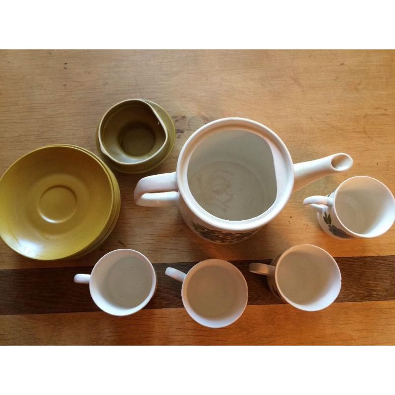 J&G Meakin Topic 41 Piece Dinner Service