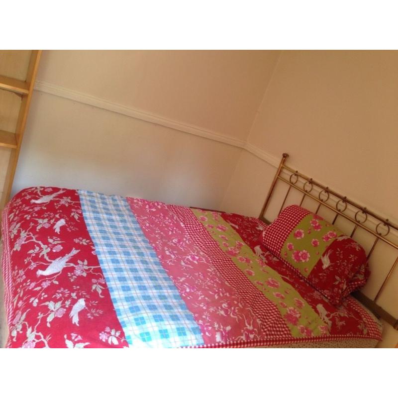 Large furnished bright double bedroom in EC1 to rent. Fantastic quiet location in bustling area