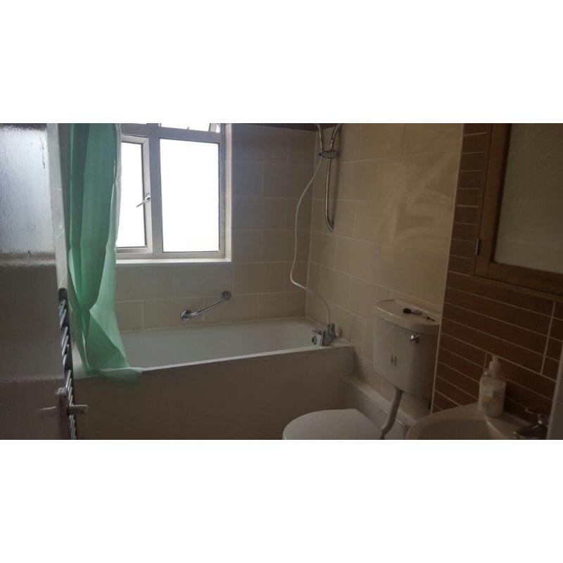 SPACIOUS DOUBLE ROOM TO LET IN SHADWELL E1/BILLS INCLUDED