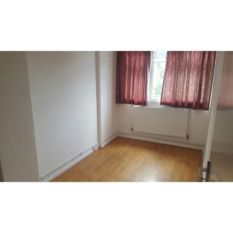 SPACIOUS DOUBLE ROOM TO LET IN SHADWELL E1/BILLS INCLUDED