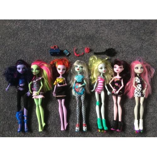 16 dolls plus house accessories/furniture- monster high and bratz toys