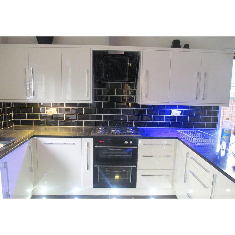 Tiler. Tiling services. Kitchen, Bathroom,Wall,Floor. Regrouting,Resealing,Grout Replacement Service