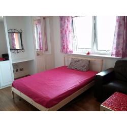 AMAZING MODERN ROOM ON THE RIVER! UNBELIAVABLE PRICE ! ALL BILLS IN!
