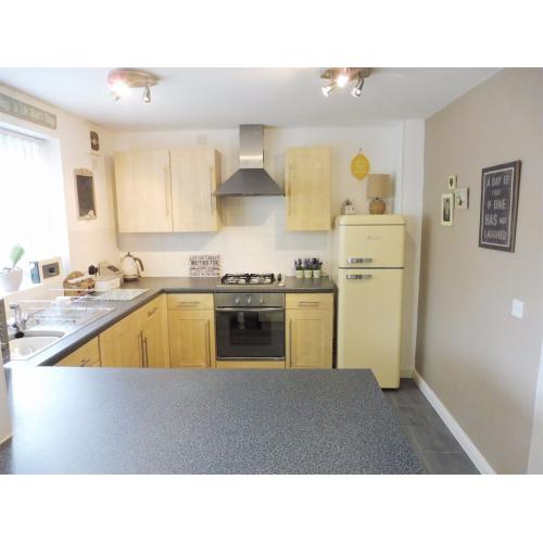 AWESOME DOUBLE for COUPLE or 2 FRIENDS //// IN CUTE COSY FLAT CLOSE TO WILLESDEN JUNCTION