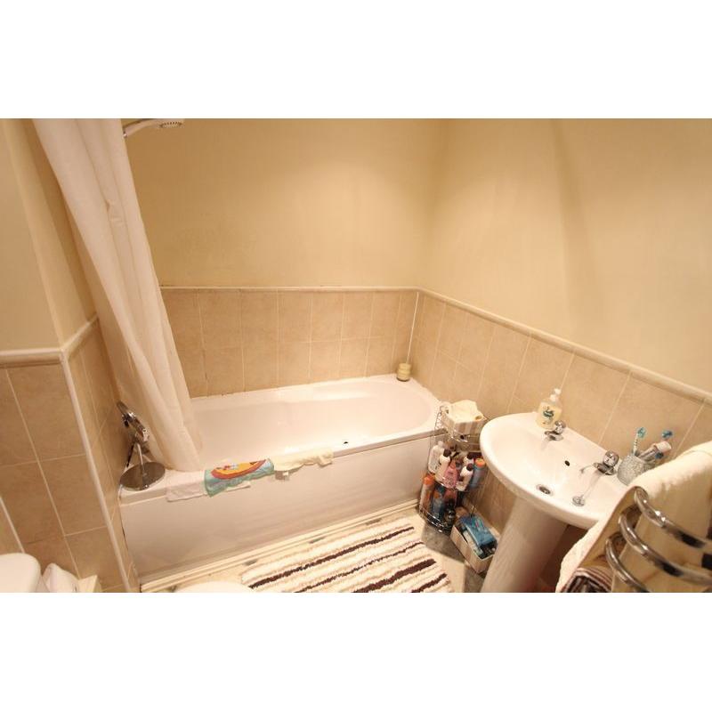 AWESOME DOUBLE for COUPLE or 2 FRIENDS //// IN CUTE COSY FLAT CLOSE TO WILLESDEN JUNCTION
