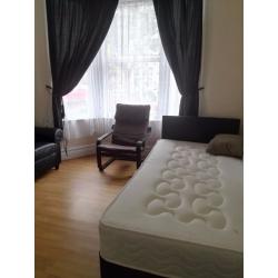Large double room all bills/wifi free.Upton park