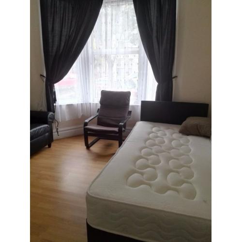 Large double room all bills/wifi free.Upton park