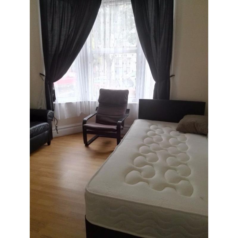 Large double room all bills/wifi free.Upton park