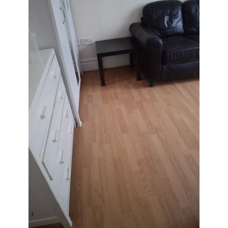 Large double room all bills/wifi free.Upton park