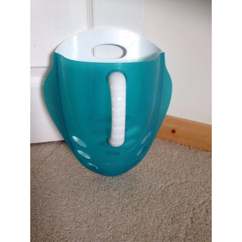 Munchkin bath toy scoop