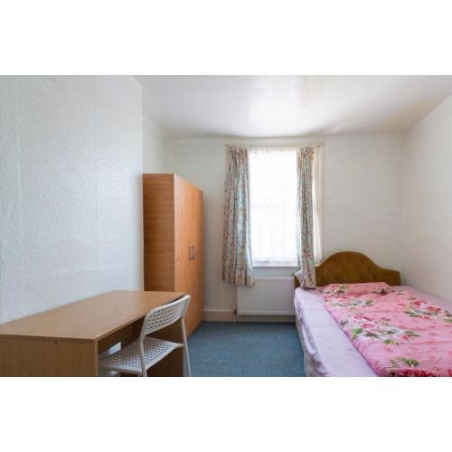 Double Bed in Rooms to rent in comfortable 4-bedroom house in up-and-coming Walthamstow