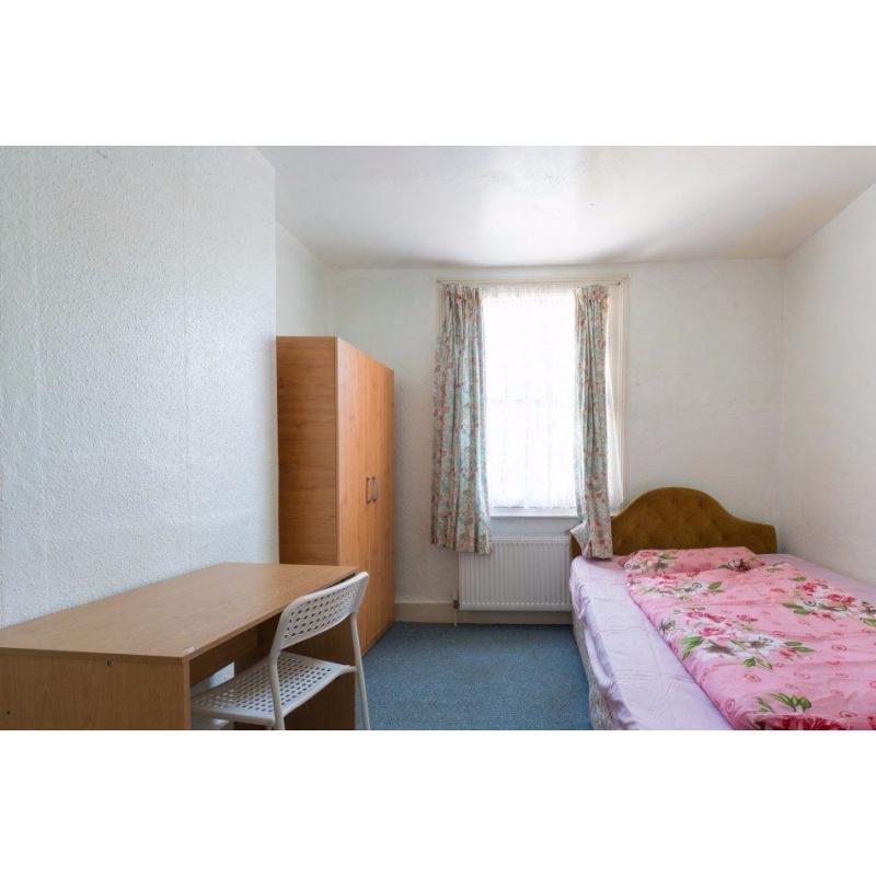 Double Bed in Rooms to rent in comfortable 4-bedroom house in up-and-coming Walthamstow