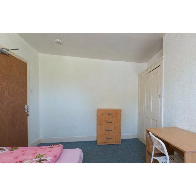 Double Bed in Rooms to rent in comfortable 4-bedroom house in up-and-coming Walthamstow