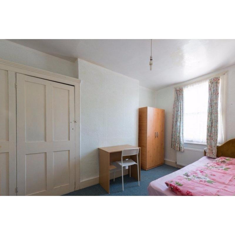 Double Bed in Rooms to rent in comfortable 4-bedroom house in up-and-coming Walthamstow